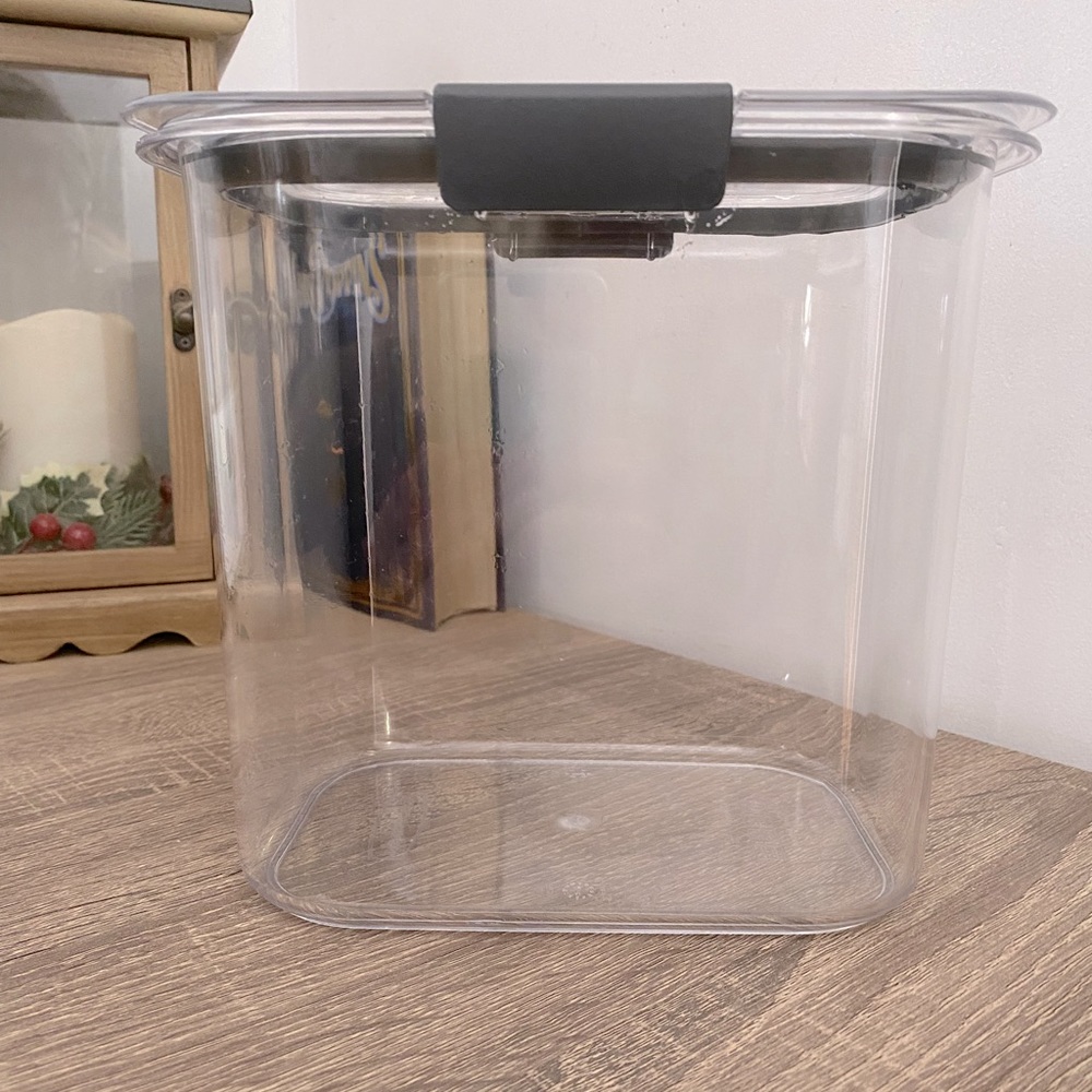 Rubbermaid Brilliance Food Storage Container for Pantry